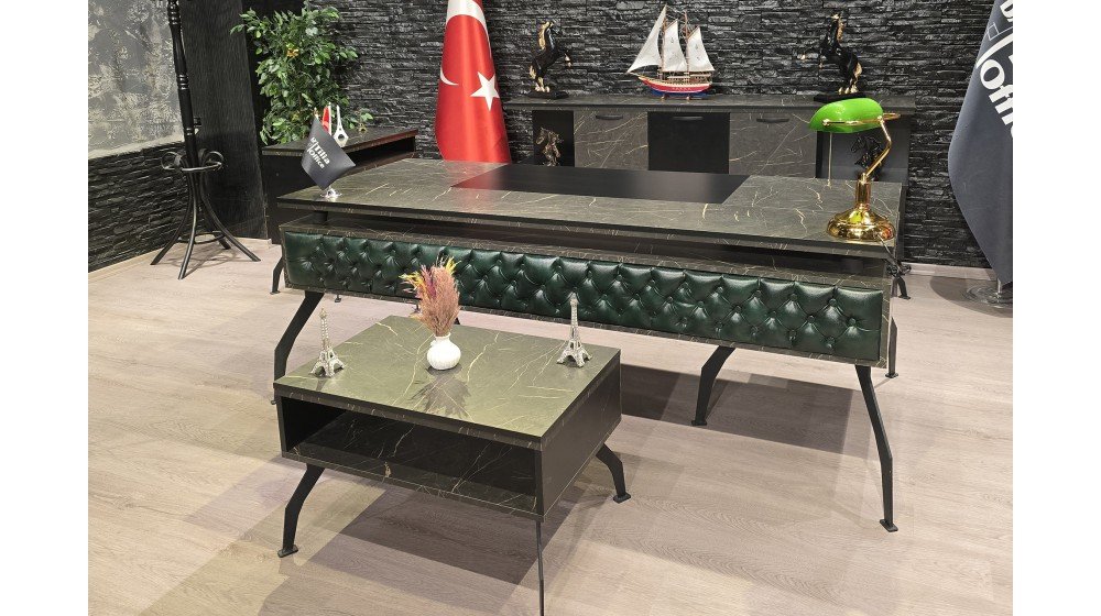  Kişiselleştirilebilir yönetici masa takımı, kapitoneli ön paneli, mermer desenli tablası ve metal ayakları ile modern ofis ortamında sergileniyor. Yeşil, bordo, gri ve kahve renk seçenekleri mevcuttur.